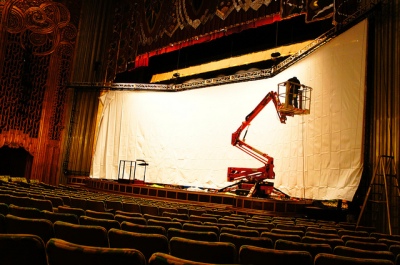 Assembling the special screen needed for Napoleon at the Paramount