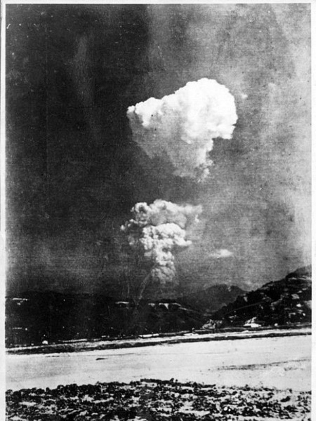 Rare photo of Hiroshima bomb from the ground, taken 2-5 minutes after detonation